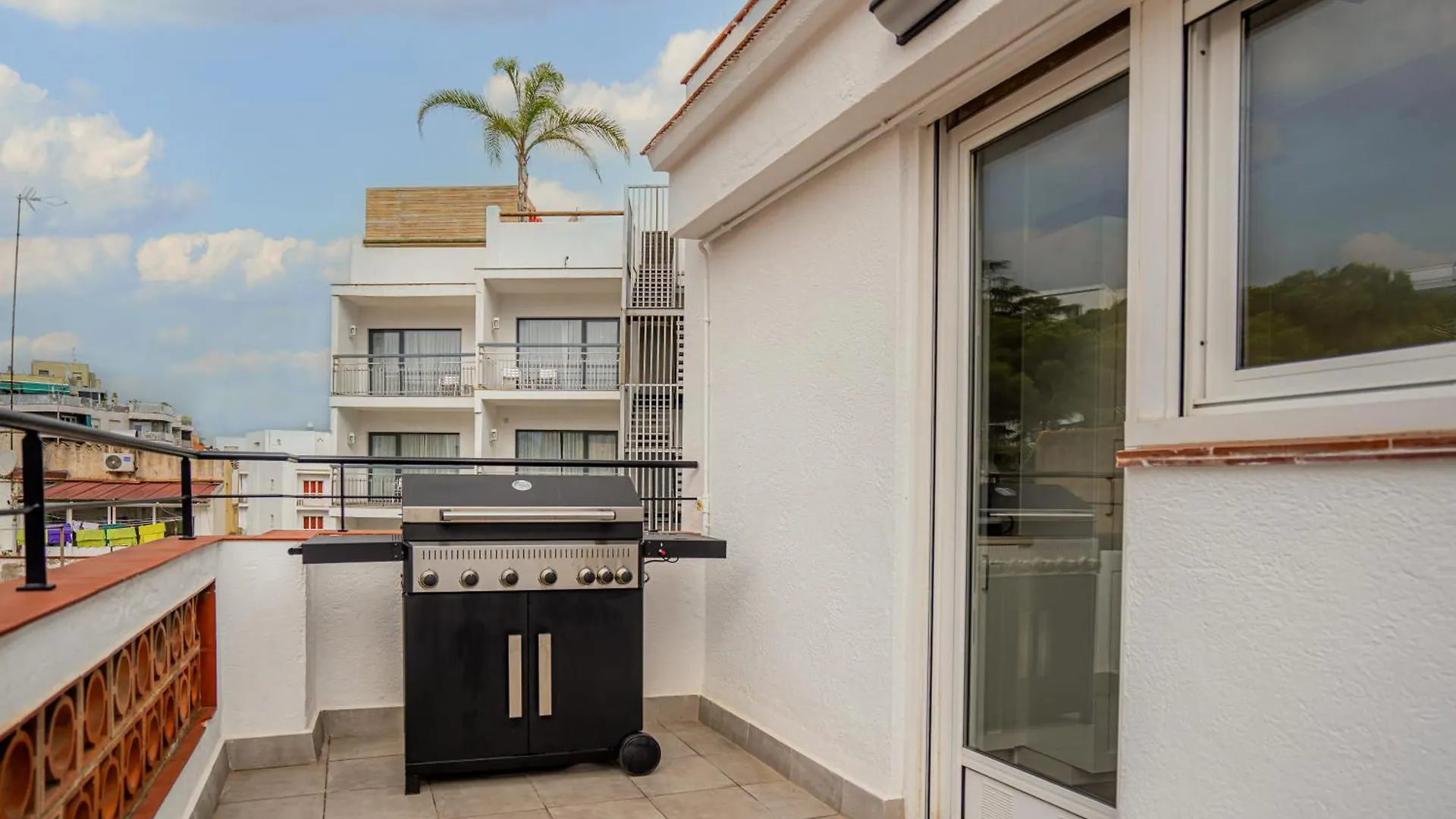 HOSTAL-PENSIÓN Y APARTAMENTO el MOLI Lloret de Mar Casa de hóspedes