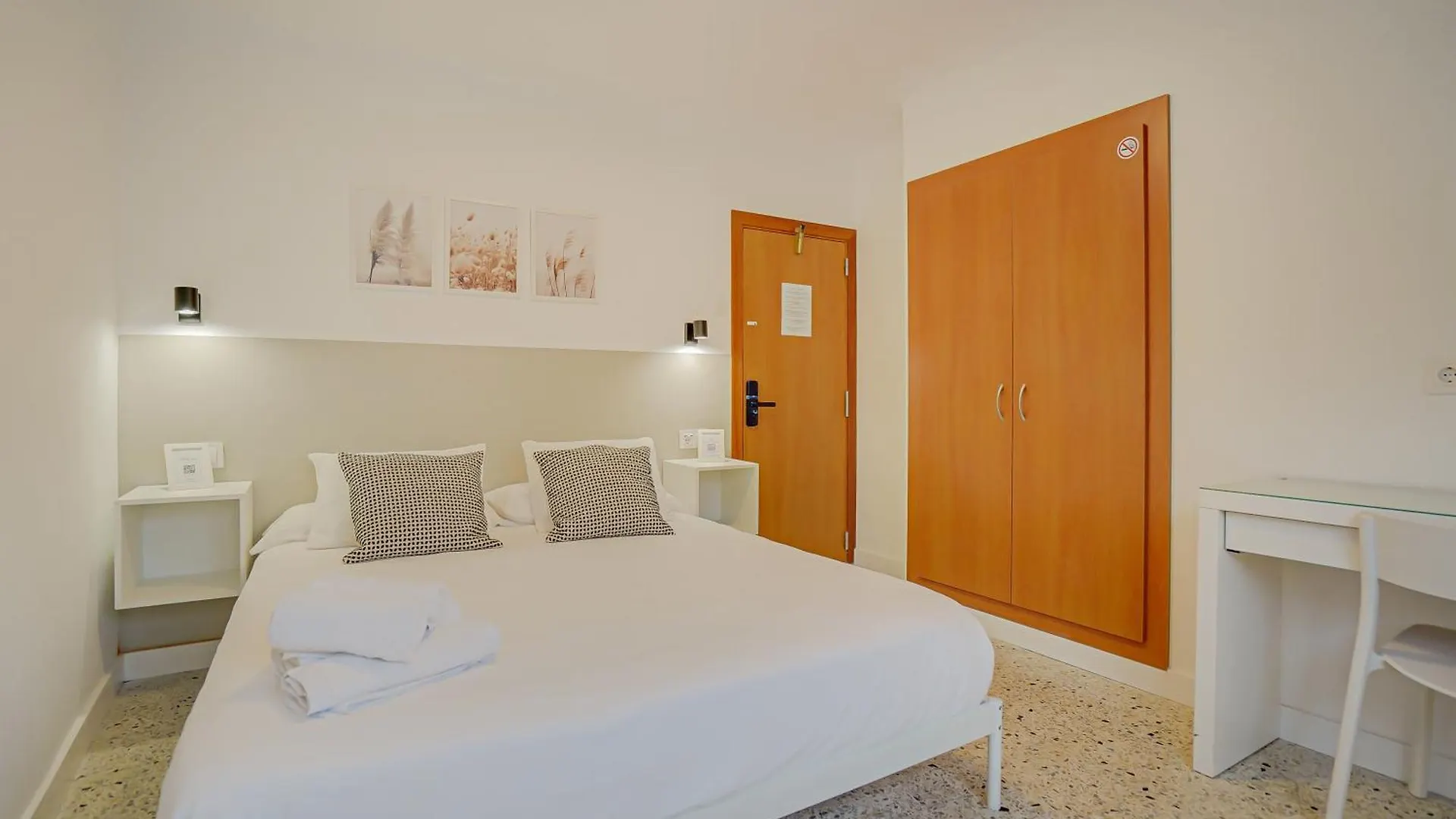 HOSTAL-PENSIÓN Y APARTAMENTO el MOLI Lloret de Mar Casa de hóspedes